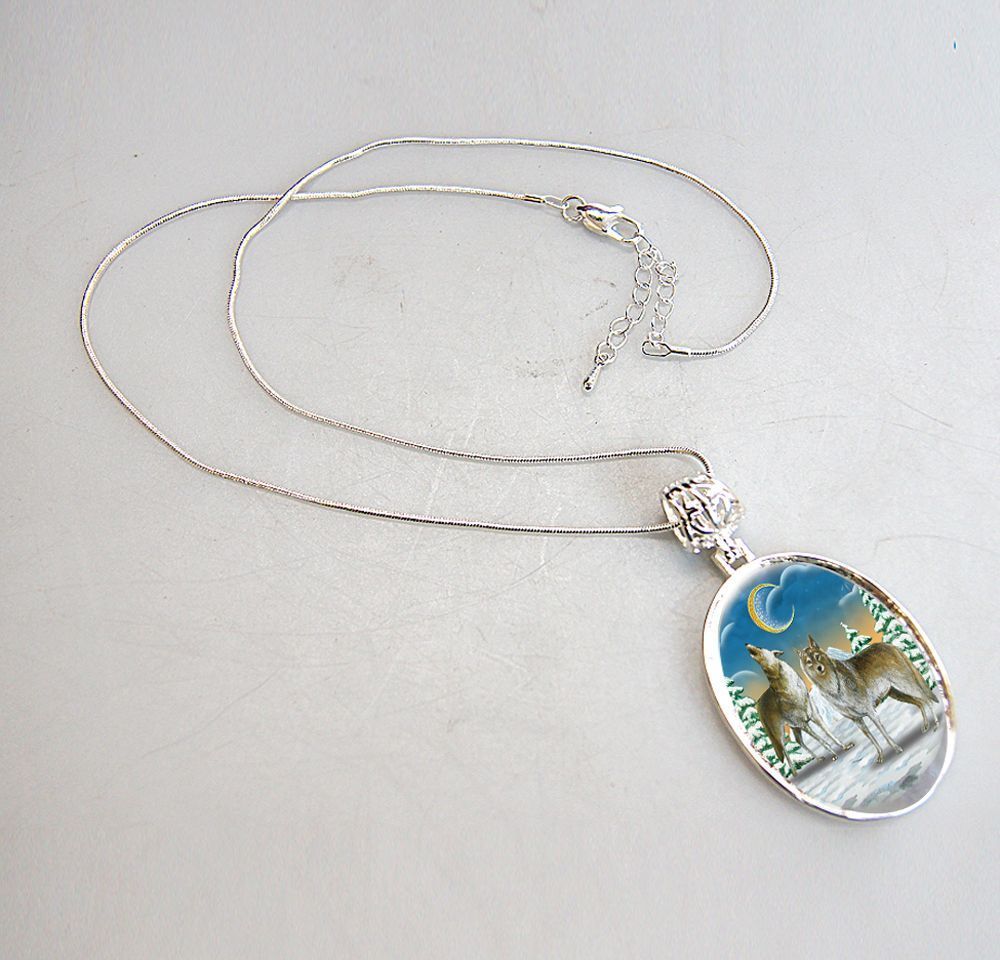 Wolves Howling Round Silver-Plated Mother of Pearl Jewelry Pendant Necklace - 44040