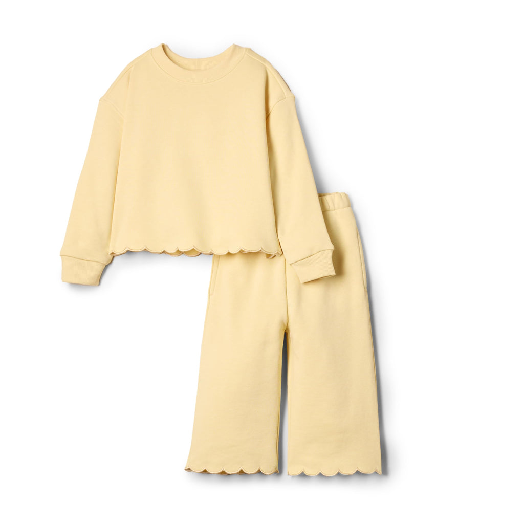 Amazon Essentials x Sofia Grainge Toddlers and Baby Girls' French Terry Sweatshirt Pant and Top Set