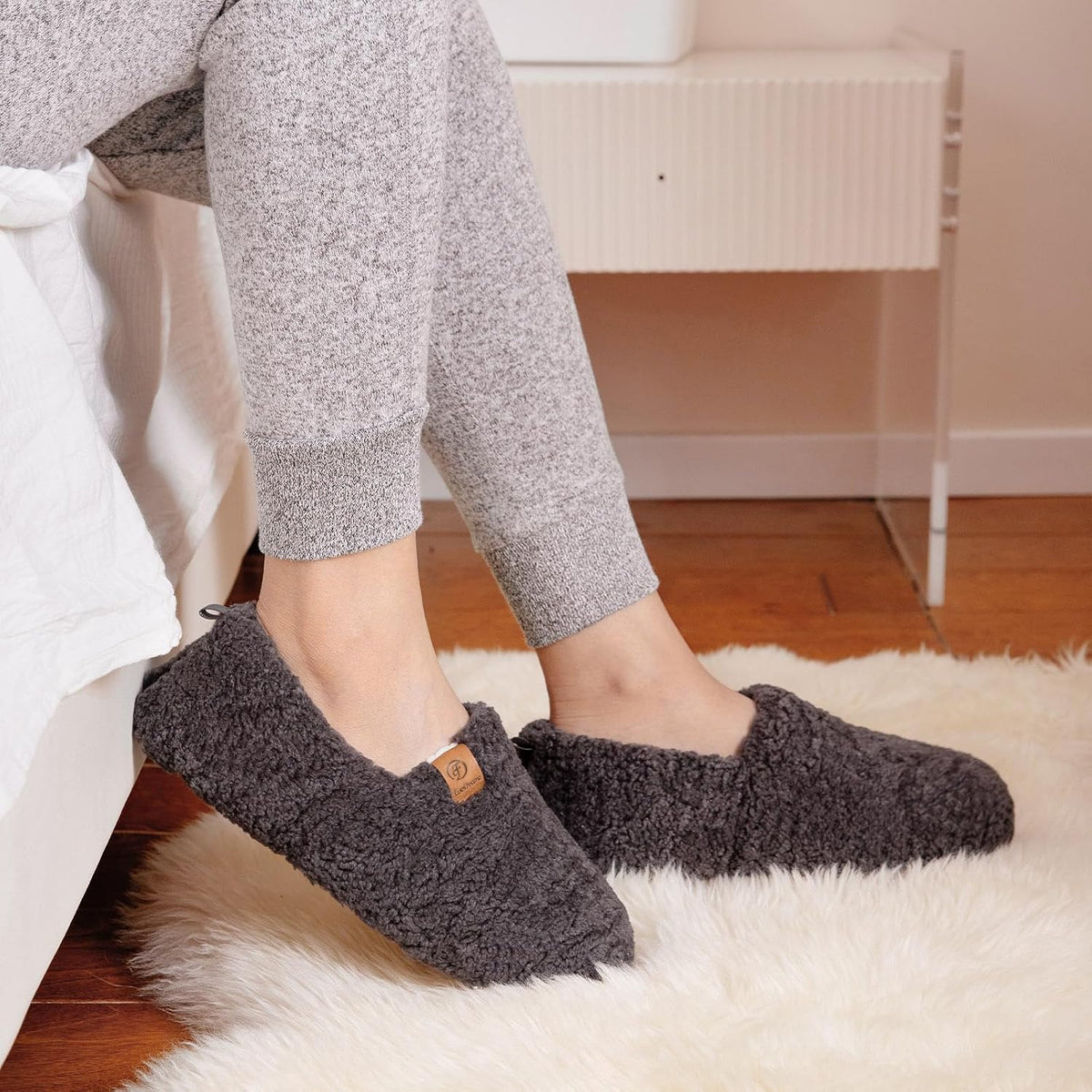 EverFoams Women’s Soft Curly Slippers Memory Foam Lightweight House Shoes